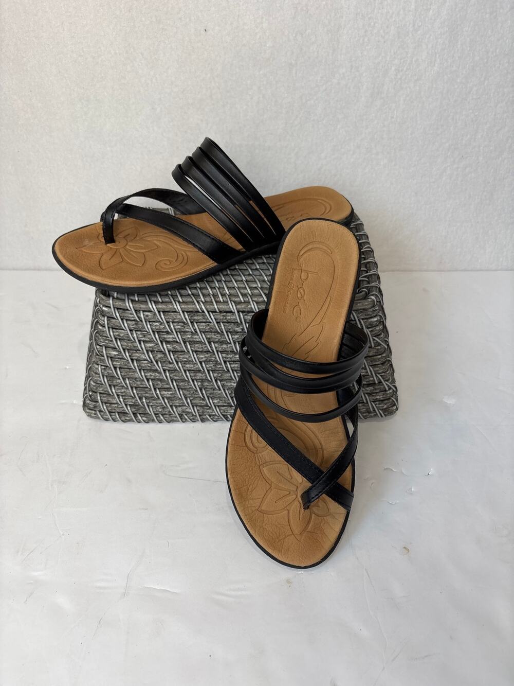 b.o.c. Womens Alisha Sandals Black Size 9 Strappy Toe Loop Slides Comfort